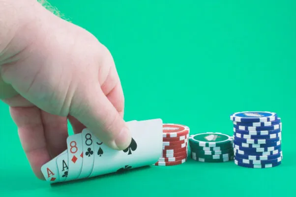 Tải Sunwin – Phân Biệt Xì Tố Và Poker Dễ Dàng, Đơn Giản 4 Điểm khác nhau giữa 2 trò chơi